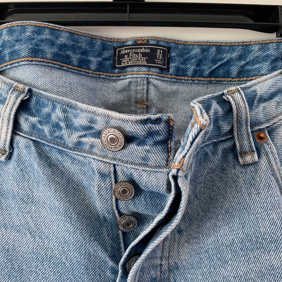 Abercrombie and Fitch boyfriend jeans - Picture 4 of 8